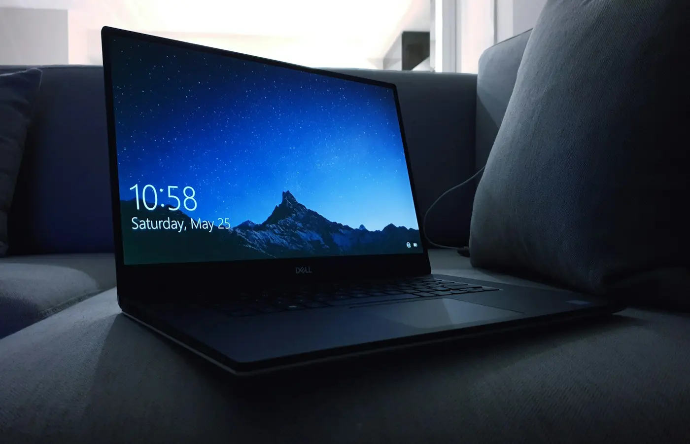 Laptop OLED and IPS display comparison